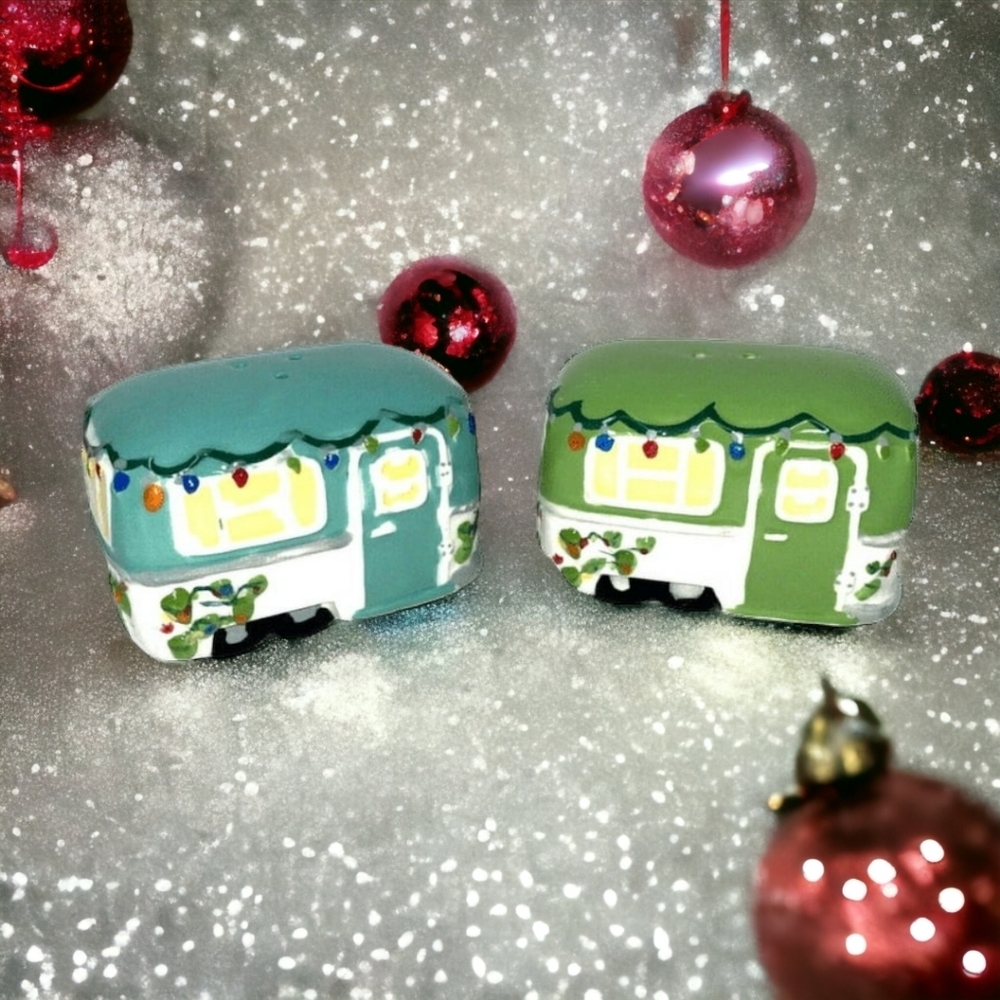 🎄NEW!!! Salt & Pepper Holiday Shakers Retro Look Camper Traveling 🎄